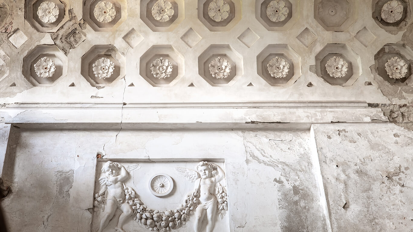 Antiche pareti decorate con elementi rinascimentali