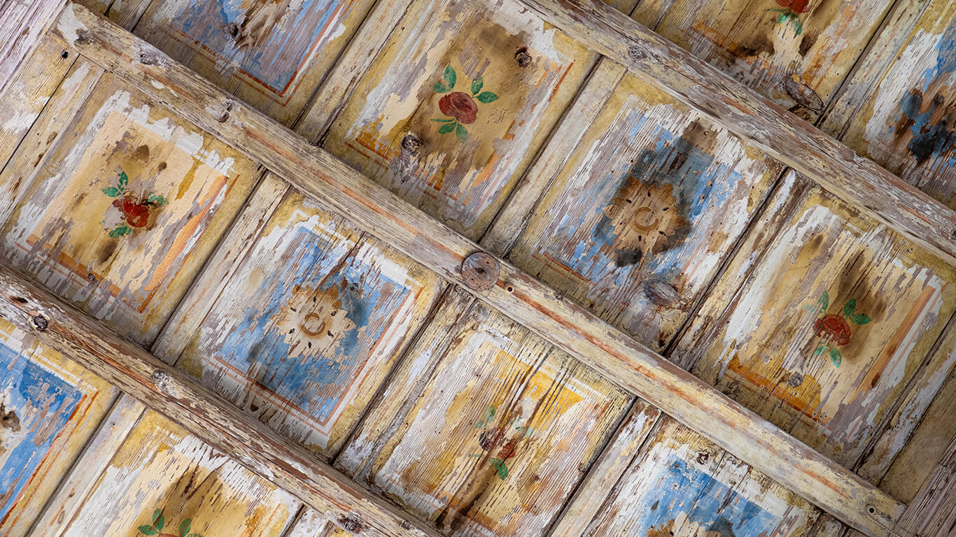 Tetto antico originale in legno dipinto